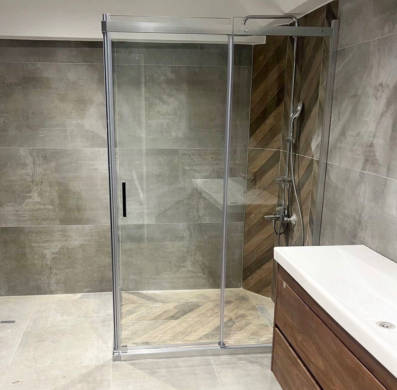 Crystal Shower tarafından uygulanan ölçüye özel cam duşakabin